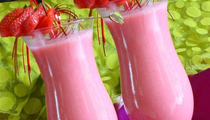Afbeelding van Cherry Strawberry Smoothie (gezonde en frisse cherry smoothie met banaan en aardbei)