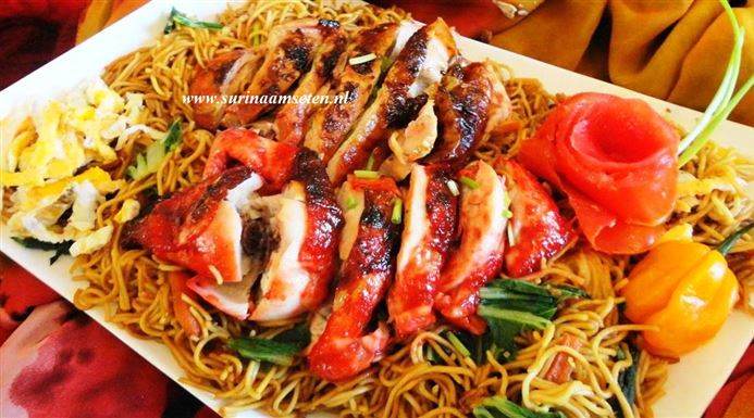 Afbeelding van Sandhia's Tjauw Min met roast red pork en roasted chicken speciaal